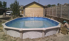 Овальный бассейн 10 х 5,5 м. частично заглублен в грунт.