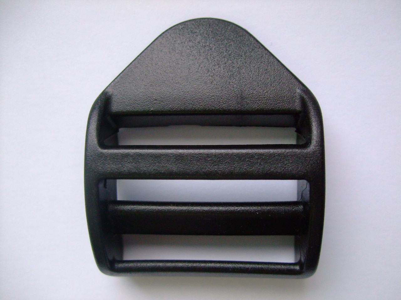 Пряжка пластиковая трехщелевая 38мм купить по оптовой цене в Харькове в ...