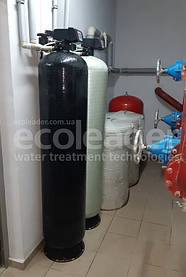 Система очищення складається з механічного сітчастого фільтра з прямою промивкою продуктивністю 12 м куб./год і системи пом'якшення води безперервної дії FS200RX Duplex.