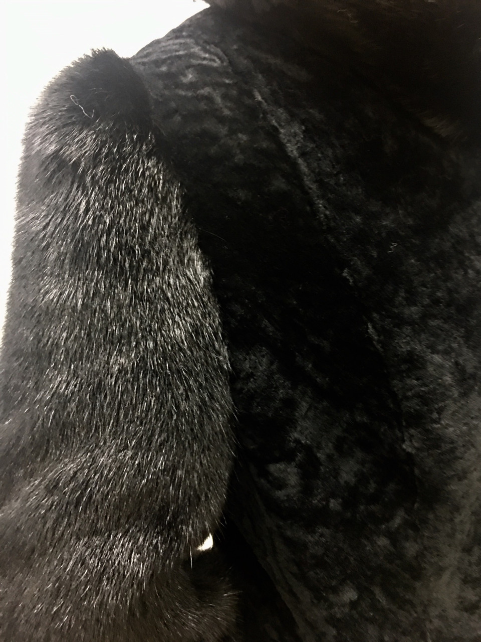 Шуба женская натуральная мутоновая черная с воротником и норкой - фото 5 - id-p167823959