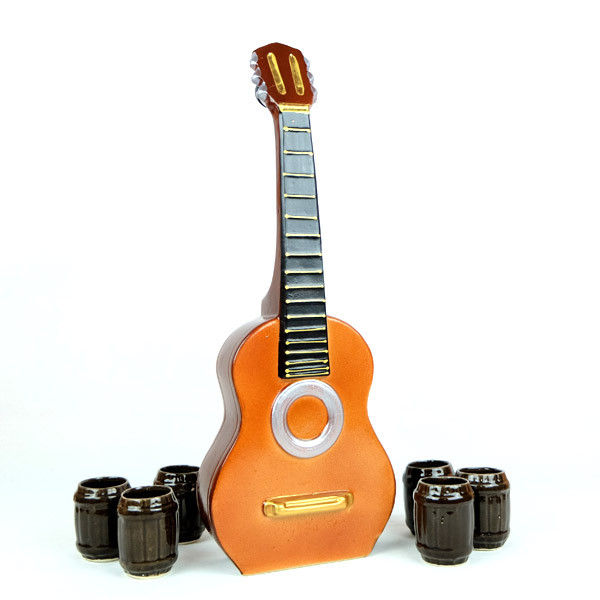 Акустична гітара у формі пляшки з рюмками (223)