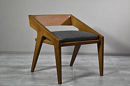 М'яке крісло з дерев'яними підлокітниками