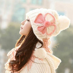 Шапка біла з помпоном і квіткою