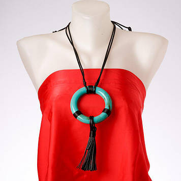 Підвіска на довгому шнурі "Коло з китицею” зовнішній d-97мм+- внутрішній d-60мм+ L-75см+-