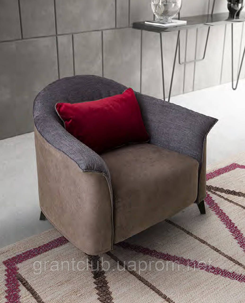 Дизайнерське крісло CAROLINE на високих ніжках, фабрика LeComfort (Італія)