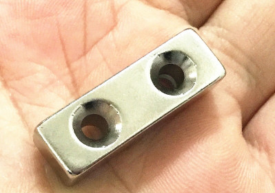 Неодимовый магнит. Прямоугольный 30х10x10 мм, с двумя отверстиями 4 мм - фото 1 - id-p774905769