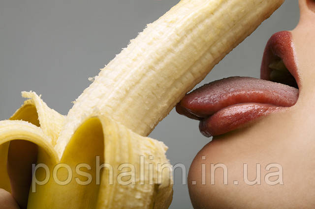 женщина ест банан
