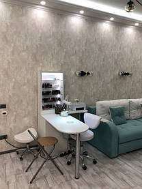 Маникюрный стол гармонично вписался в интерьер 1