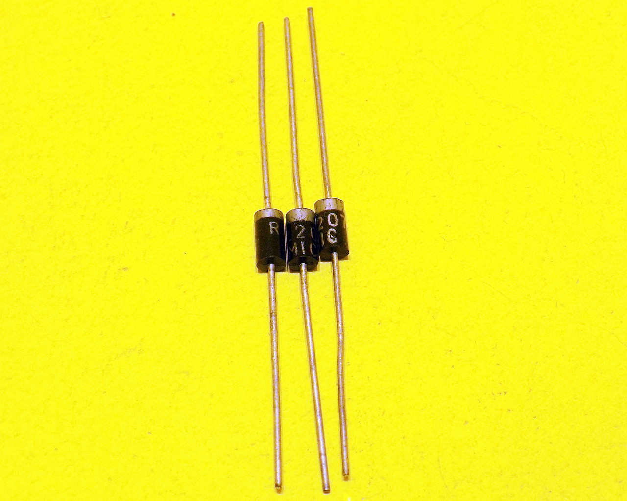 Випрямний діод HER207 2A 800V