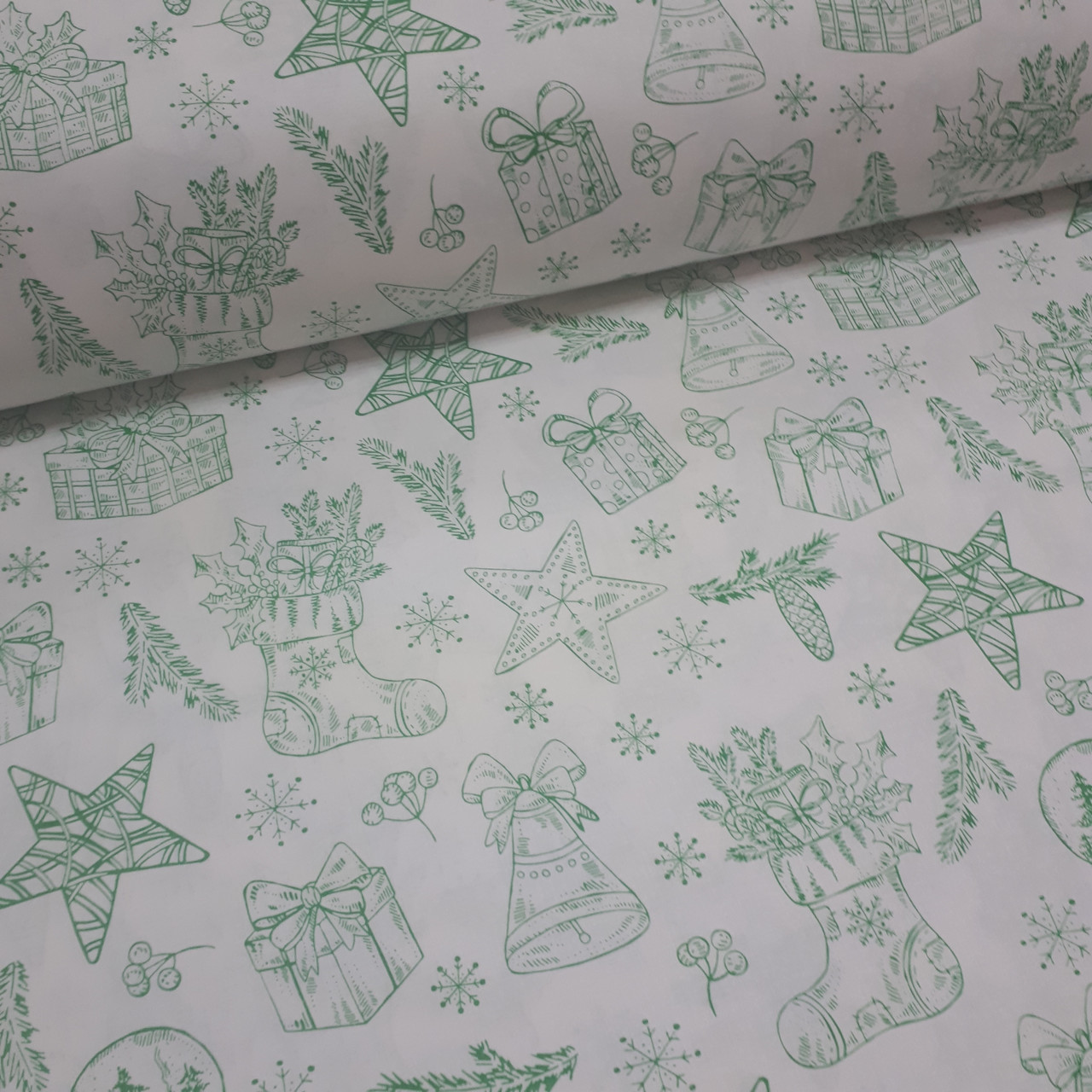 Тканина польська бавовняна, новорічні іграшки зеленого кольору на білому