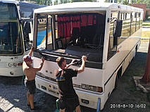 Изготовление и замена лобового стекла на автобус Heuliez GX 37 H в Никополе (Украина). 7