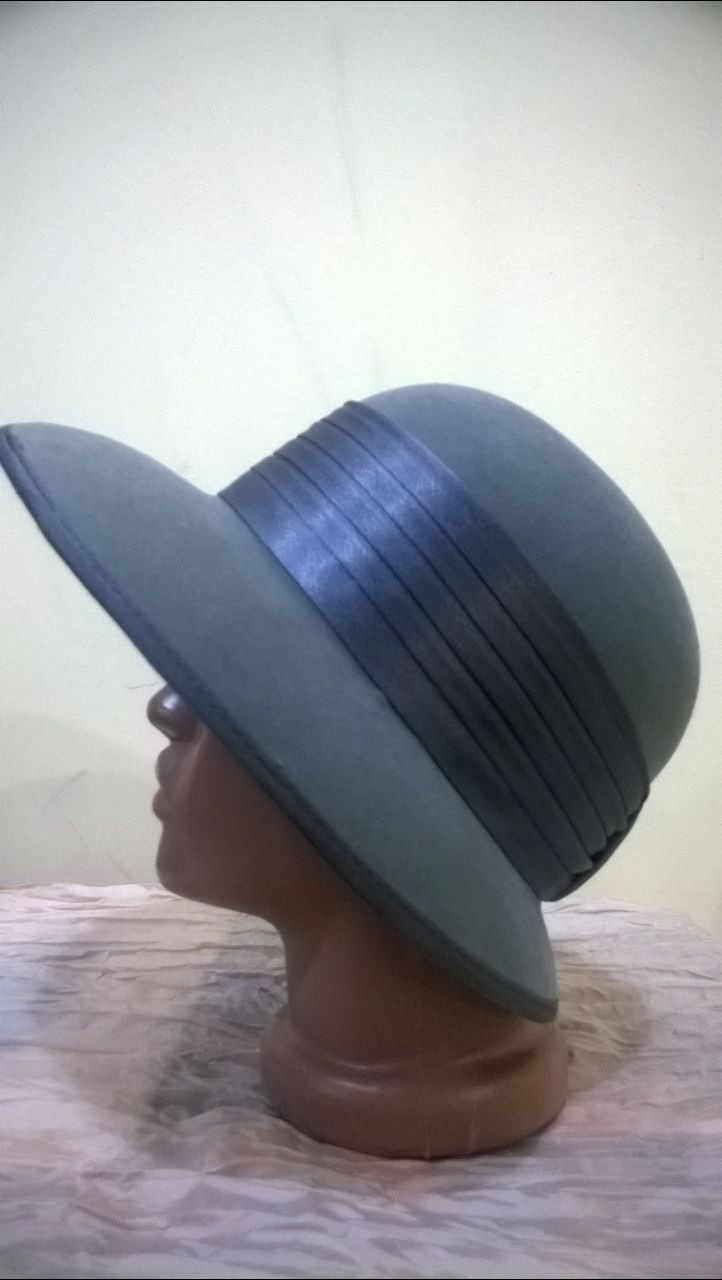Демісезонний капелюх із крисами прикрашений атласною стрічкою 54-55 см