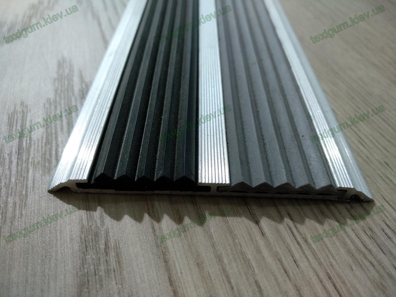 Алюминиевая антискользящая накладка на ступени двойная с резинкой серого цвета - фото 1 - id-p777265834