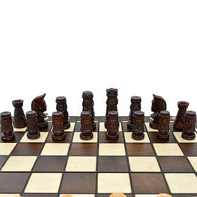 Дерев'яні шахові фігури в гуцульському стилі