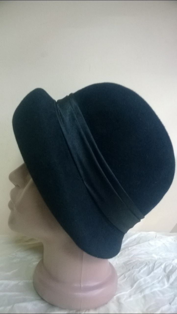Чёрная шляпа с округлыми полями украшенная цветочной композицией - фото 4 - id-p64393740