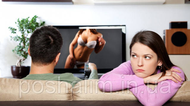 чоловік і жінка біля телевізора