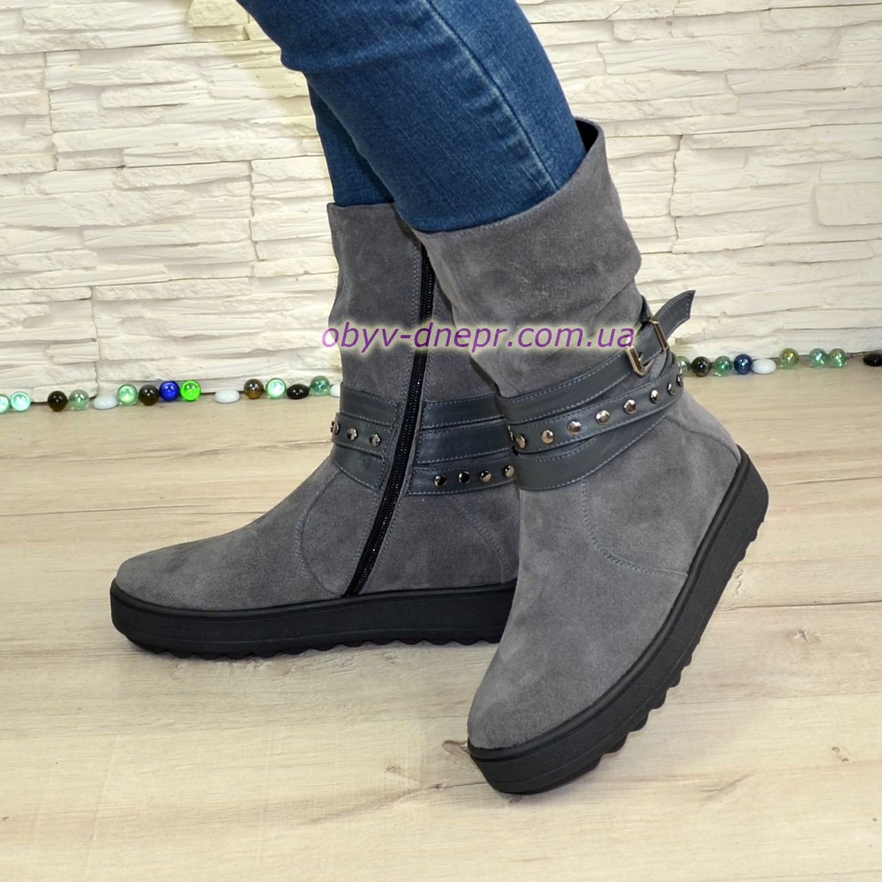 Замшеві черевики жіночі на товстій підошві, декоровані ремінцями, фото 1