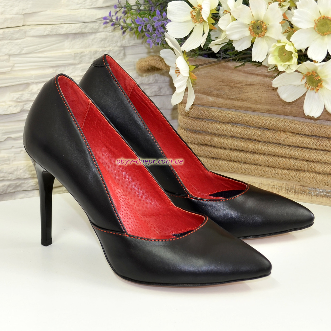 Классические женские туфли на шпильке, из натуральной кожи черного цвета - фото 1 - id-p780460831