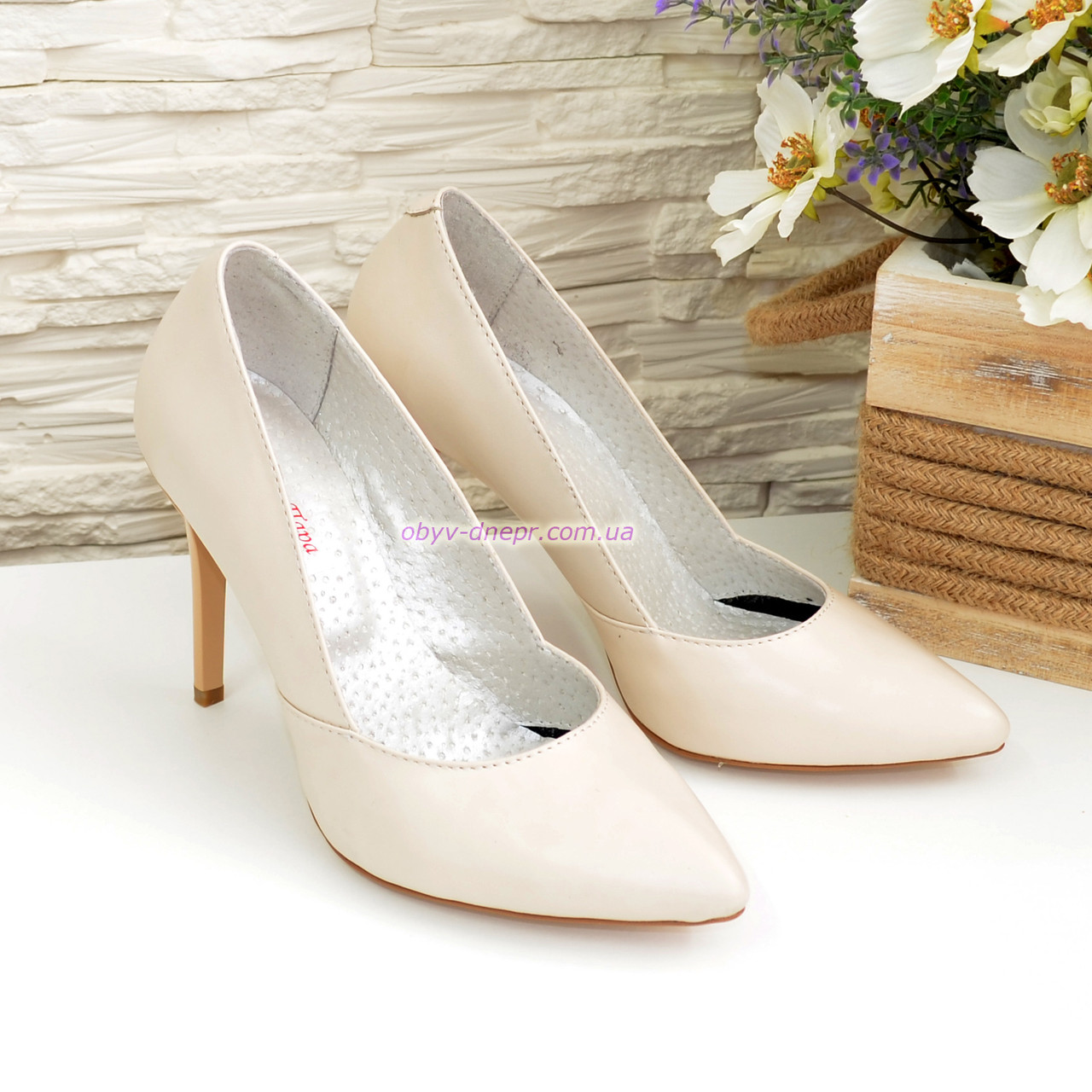 Класичні жіночі шкіряні туфлі на шпильці, колір бежевий, фото 1