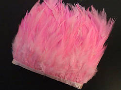Перова тасьма з пір'я півня. Колір Рожевий. Перо 10-15 см. Ціна за 0,5 м.