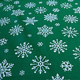 Тканина з великими білими сніжинками на зеленому тлі, ширина 160 см, фото 2