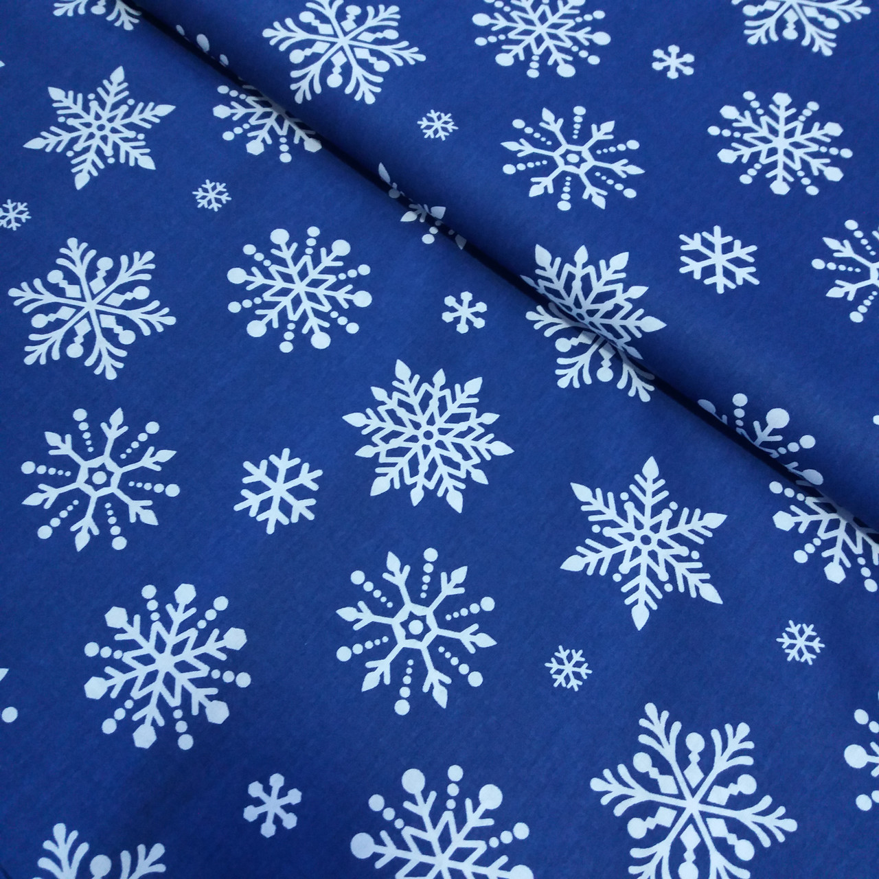 Тканина з великими білими сніжинками на синьому тлі, ширина 160 см