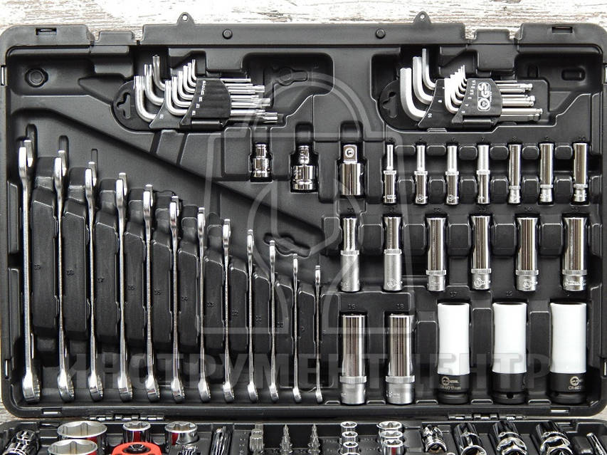 Набор инструмента Intertool ET-7176 (176 предметов) здесь дешевле.