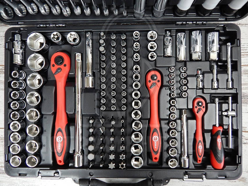 Набор инструмента Intertool ET-7176 (176 предметов) здесь дешевле.