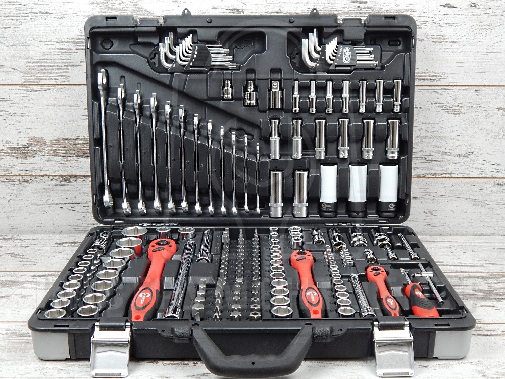 Набор инструмента Intertool ET-7176 (176 предметов) здесь дешевле.