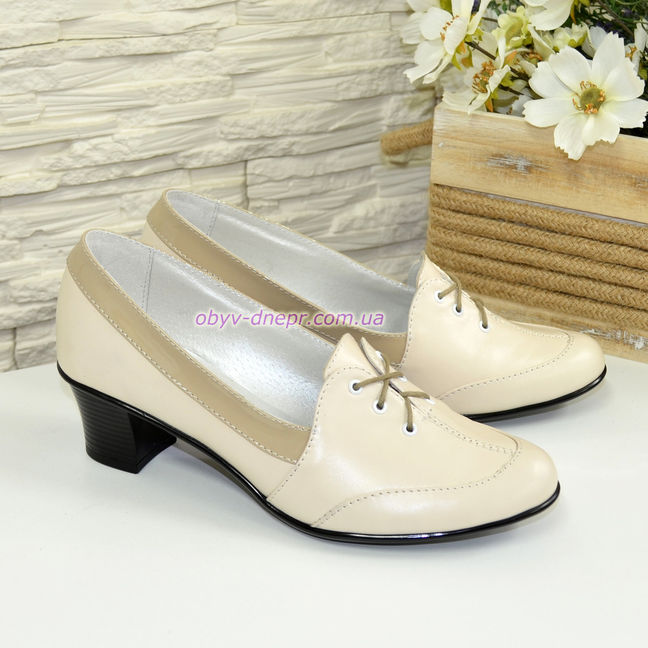 Женские комбинированные туфли на невысоком каблуке, декорированы ...