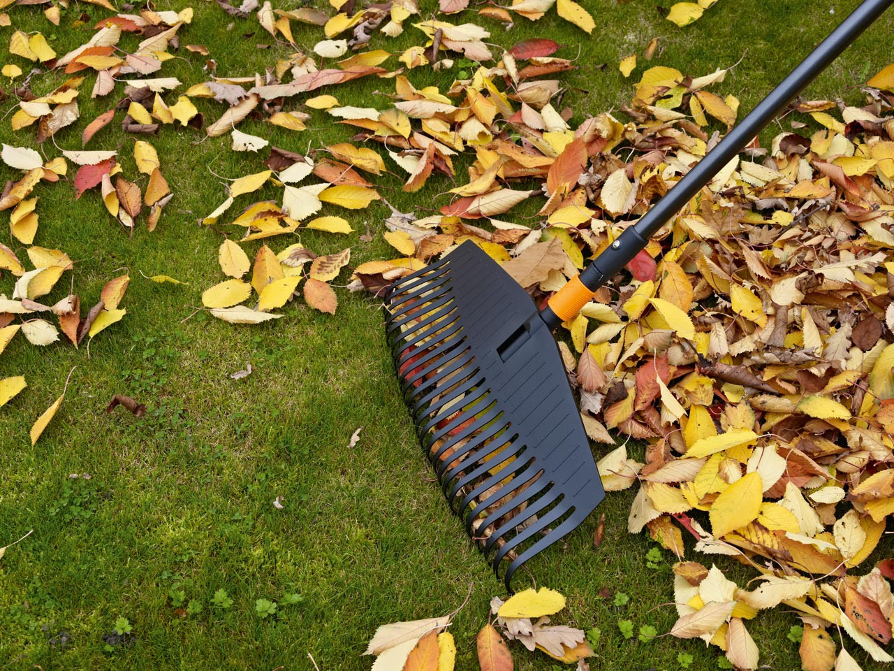Грабли для уборки листьев (большие) QuikFit Fiskars 135013 - фото 2 - id-p32525338