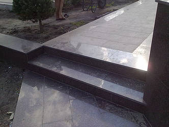 Гранітні щаблі з плит