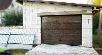 Секционные ворота в гараж Doorhan предлагаются в различных цветах и фактурах. Цвет данных ворот - темный дуб, тип панели - средний гофр.