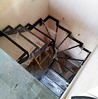 Универсальный П-образный каркас лестницы с забежными ступенями