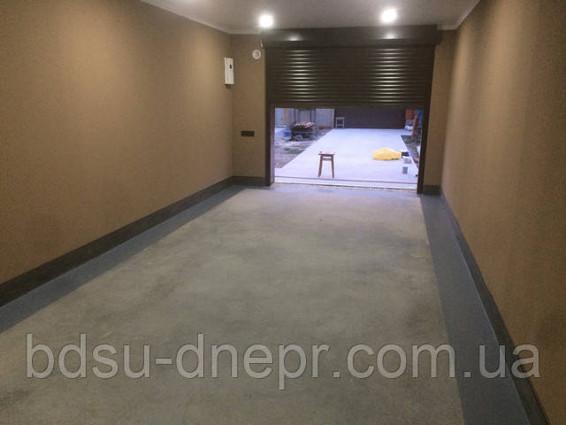 Затерті підлоги в відремонтованому гаражі