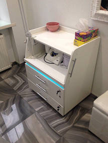 Тумба косметологическая с УФ лампой. модель А42 1