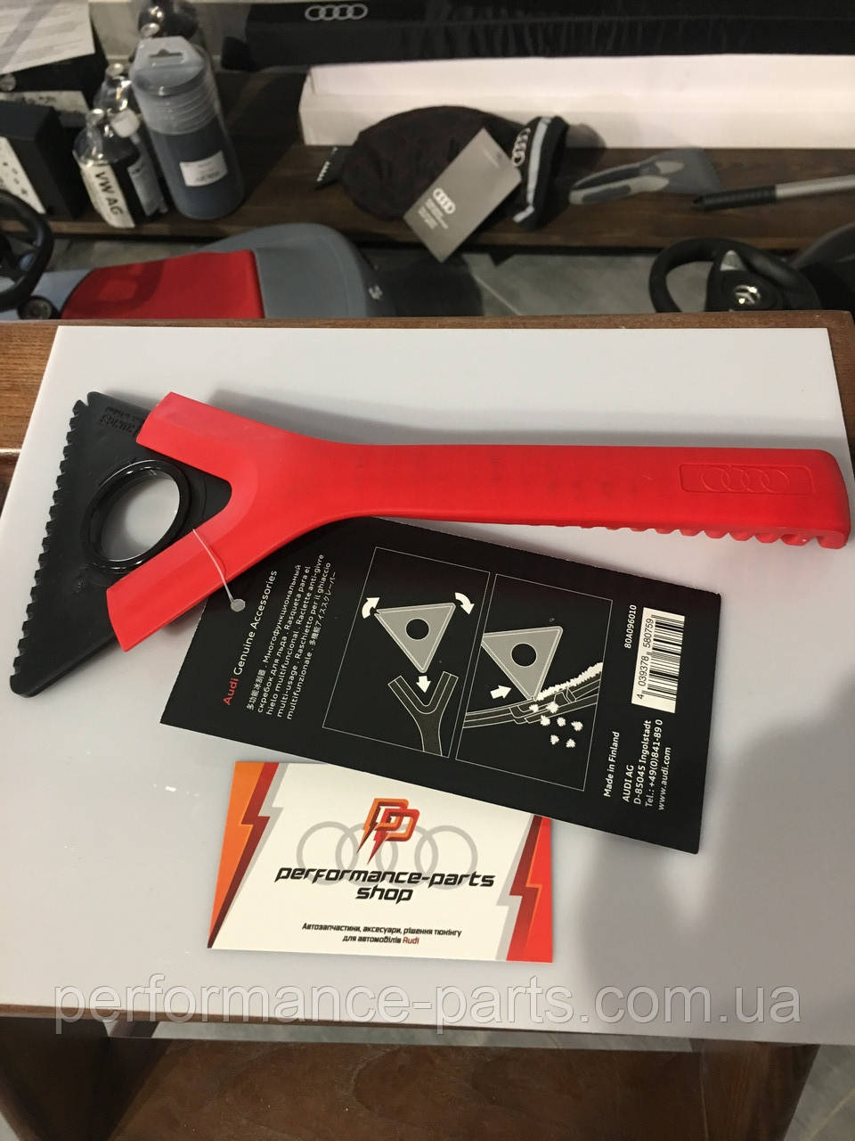 Скребок мультифункціональний AUDI Ice Scraper, Multi-functional, Red/Black, артикул 80A096010. Оригінал