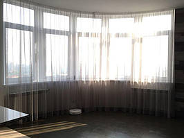 Прозрачный тюль для панорамного окна в гостиной