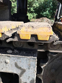 Траки гусениць на фрезі дорожній BOMAG 2000 3