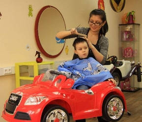 Дитячі крісла для стрижки