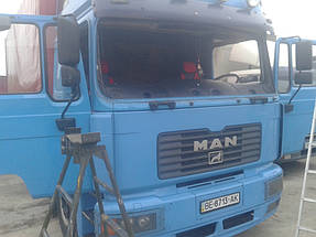 Замена лобового стекла на грузовике MAN 26.464 2