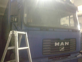 Замена лобового стекла на грузовике MAN 26.464 5