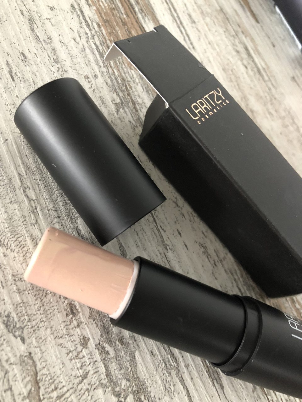 Ніжний хайлайтер у стику LARITZY Cosmetics Light Stix