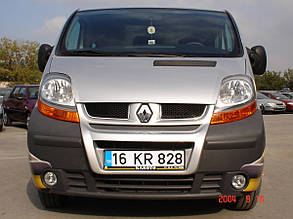 Накладка на передній бампер Renault Trafic 2001-2015