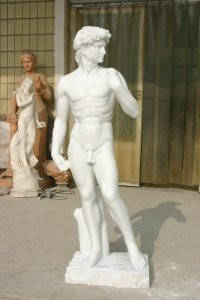 Мармурова скульптура з білого мармуру