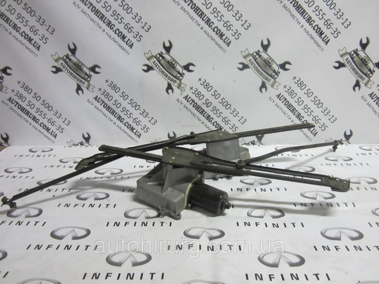 Сервопривод кришки багажника Infiniti QX56 825807S400 / AD15A004