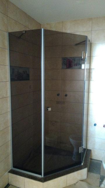Угловая душевая кабинка с тонированным стеклом и с распашными дверями ...