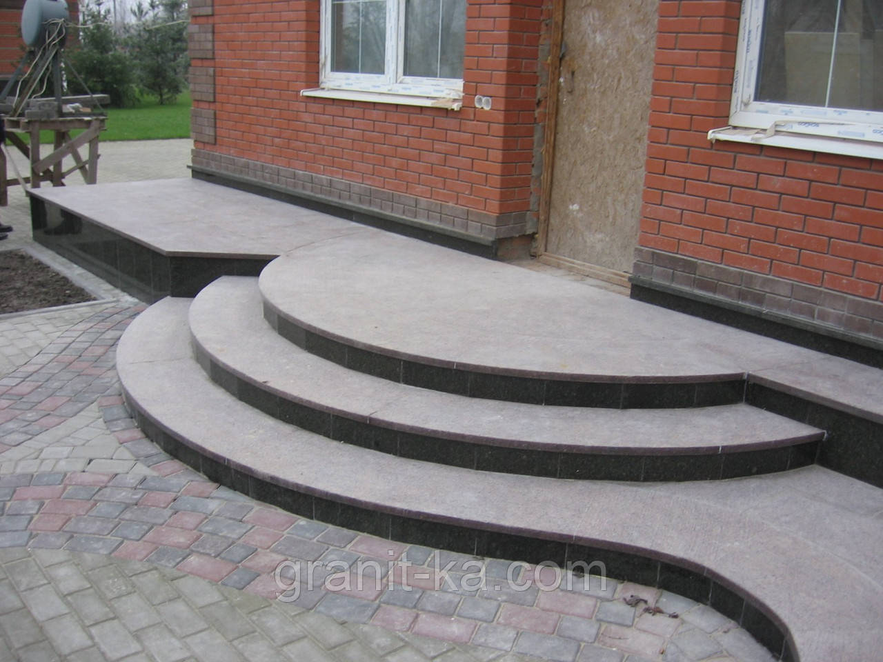 Драбина з майданчиком із граніту