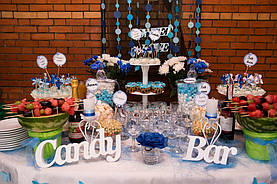 Кенди бар на свадьбе в бело-синем цвете