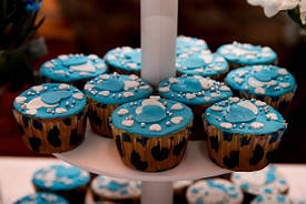 Кенди бар на свадьбе в бело-синем цвете